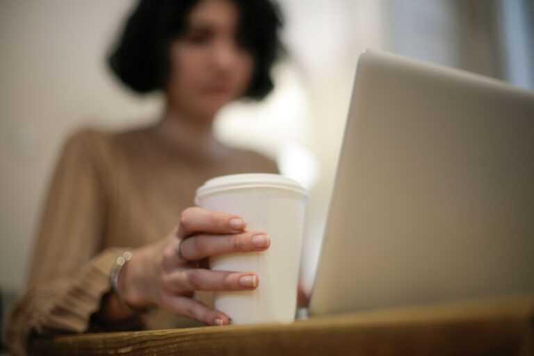 How to Become a Freelancer (Step-by-Step for Beginners)