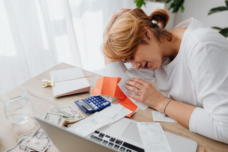How to Stop Living Paycheck to Paycheck