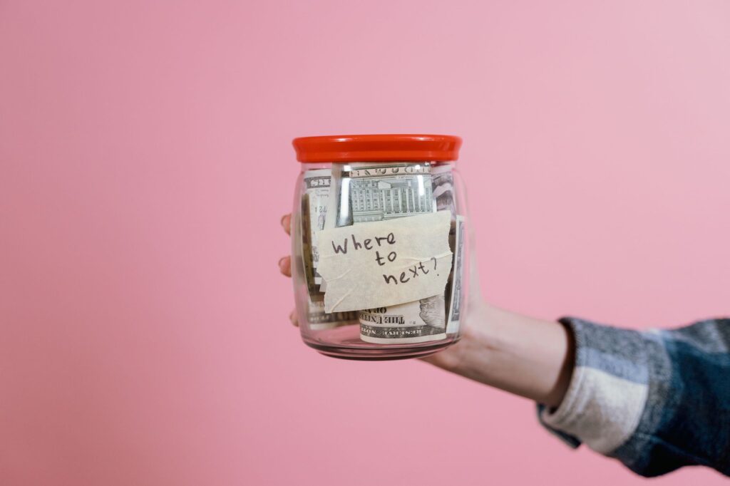 Saving gradually into labeled sinking funds